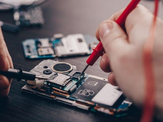The Quirky Chronicles of Phone Fixes: When Digital Damsels Find Their Knights